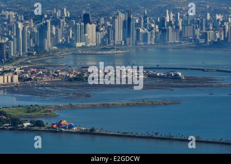 Panama-Panama-Stadt Wolkenkratzer der Waterfront, die Biodiversität Museum Panama Bridge of Life von namens Architekt Frank Gehry und alte Stadt von Casco Antiguo (Viejo) im Vordergrund (Luftbild) Stockfoto