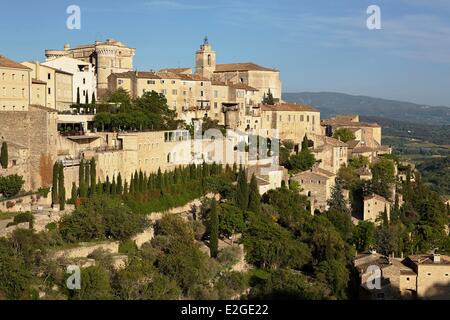 Frankreich Vaucluse regionalen Park der Luberon Gordes beschriftet schönsten Dörfer von Frankreich hochgelegene Dorf dominiert seine Renaissance-Schloss und Kirche St. Firmin Stockfoto