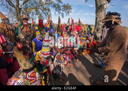 USA Louisiana Iota Courir de-Karneval ist ein Cajun Tradition welche jedes Jahr während Karneval in dieser französischen Sprachraum bunt kostümiert findet und Kapuzenmänner gehen von Haus zu Haus zu Fuß oder zu Pferd betteln um Geld oder Leben Geflügel th Stockfoto