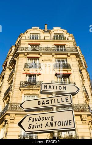 Frankreich Paris Fassade eines Mehrfamilienhauses im Haussmann-Stil Stockfoto