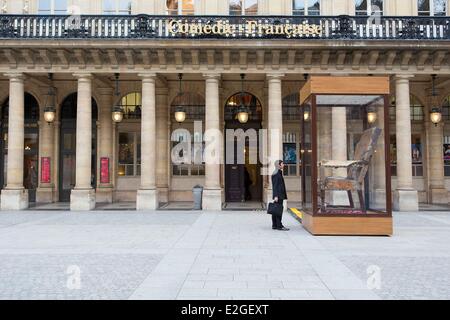 Frankreich Paris Fassade des Theaters La Comédie Française und Kopie der Molieres Stuhl Stockfoto