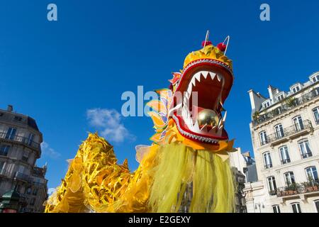 Frankreich Paris Dragoner des chinesischen Neujahrs Parade am Place de l ' Hotel de Ville Stockfoto