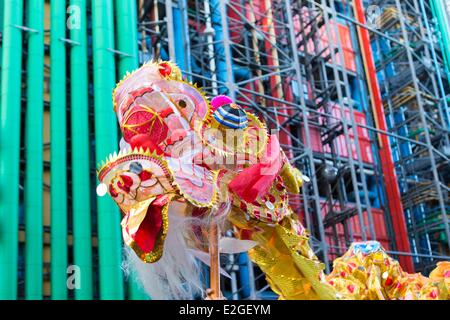 Frankreich Paris Dragoner des chinesischen Neujahrs Parade und Beauboug Zentrum im Hintergrund Stockfoto