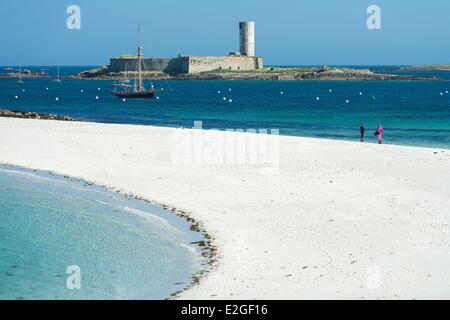 Frankreich Finistere Fouesnant Archipel Glenan Strand und Tombolo zwischen Saint Nicolas Island und Bananec island Stockfoto