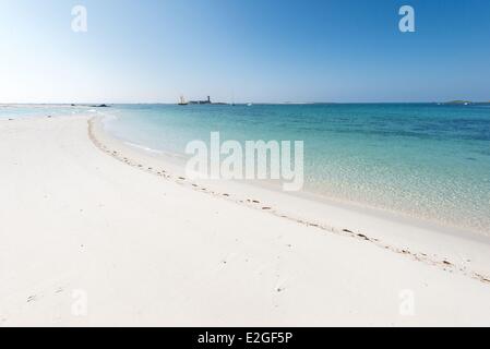 Frankreich Finistere Fouesnant Archipel Glenan Strand und Tombolo zwischen Saint Nicolas Island und Bananec island Stockfoto