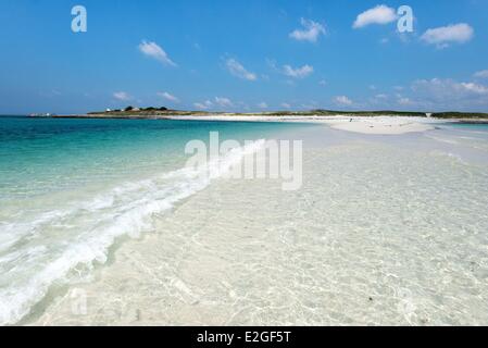 Frankreich Finistere Fouesnant Archipel Glenan Strand und Tombolo zwischen Saint Nicolas Island und Bananec island Stockfoto