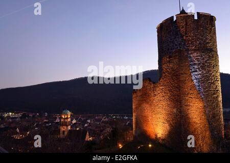 Frankreich-Haut-Rhin-Kaysersberg Burg im the13th Jahrhundert Sainte Croix Kirche Weihnachtsbeleuchtung Stockfoto