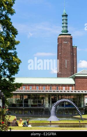 Niederlande Südholland Rotterdamer Boijmans Van Beuningen Museum ist Heimat von rund 140000 Stück der alten Kunst zeitgenössische und dekorative Kunst in einem Gebäudeentwurf Architekten Van der Steur und eingeweiht im Jahre 1935 im Vordergrund Skulptur mit dem Titel Screwarch Stockfoto