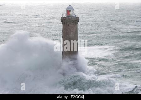 Frankreich Finistere Iroise Meer 8. Februar 2014 Großbritannien Leuchtturm bei stürmischem Wetter Sturm Ruth Kereon Lighthouse (Luftbild) Stockfoto