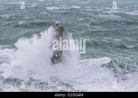 Frankreich Finistere Iroise Meer 8. Februar 2014 Großbritannien Leuchtturm bei stürmischem Wetter Sturm Ruth Kereon Lighthouse (Luftbild) Stockfoto