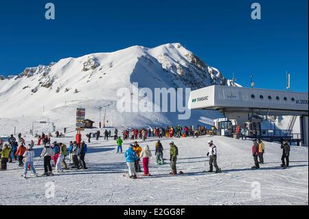 Frankreich Savoie Vanoise-massiv Tal der Haute Tarentaise Les Arcs Teil Paradiski Area mit über 425 km Ski-Pisten MPP Seilbahn Aiguille Soor (2 732 m) im Hintergrund Stockfoto