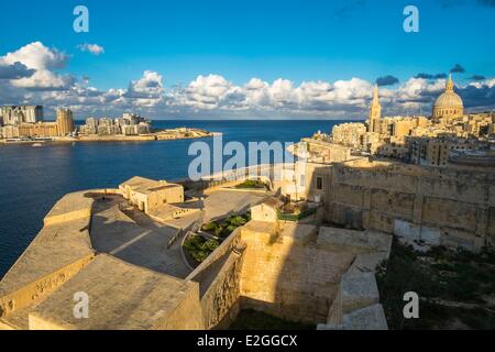 La Valletta Malta Weltkulturerbe von UNESCO Ansicht Saint Andrew Bastion Sliema und Marsamxett Harbour zur linken anglikanische Kirche und Carmes Kirche nach rechts Stockfoto