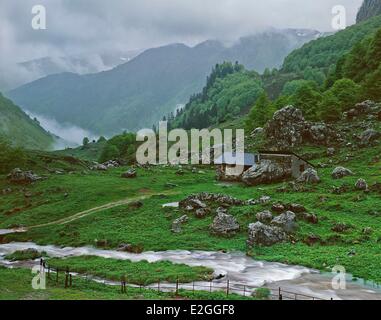 Frankreich Pyrenäen Atlantiques Parc National des Pyrenäen (Nationalpark Pyrenäen) Sommerweiden Tal der Aspe Hütte des Espelunguere (1420m) unter Regen Stockfoto