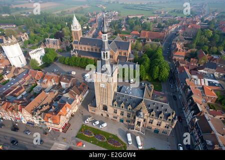 Frankreich Nord Bailleul Kirche Saint Vaast und Glockenturm des Rathauses aufgeführt als Weltkulturerbe von der UNESCO (Luftbild) Stockfoto