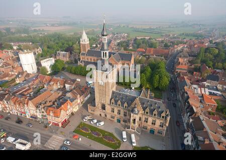 Frankreich Nord Bailleul Kirche Saint Vaast und Glockenturm des Rathauses aufgeführt als Weltkulturerbe von der UNESCO (Luftbild) Stockfoto