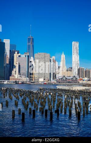 USA New York Brooklyn Dumbo Bezirk Süd Manhattan Brooklyn Bridge Park One World Trade Center Tower (1WTC) wurde das höchste Gebäude in New York City seit 30. April 2012 und Wolkenkratzer Beekman Tower von Architekt Frank Gehry 267 m hoch Stockfoto