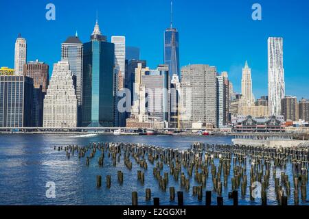 USA New York Brooklyn Dumbo Bezirk Süd Manhattan Brooklyn Bridge Park One World Trade Center Tower (1WTC) wurde das höchste Gebäude in New York City seit 30. April 2012 und Wolkenkratzer Beekman Tower von Architekt Frank Gehry 267 m hoch Stockfoto