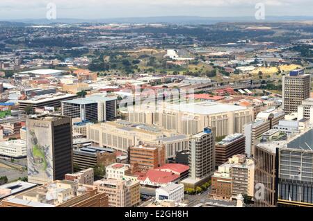 Provinz Gauteng Südafrika Johannesburg CBD (Central Business District) Innenstadt anzeigen Carlton Center Tower Standard Bank Hauptsitz und Soccer City-Stadion in Soweto im Hintergrund Stockfoto