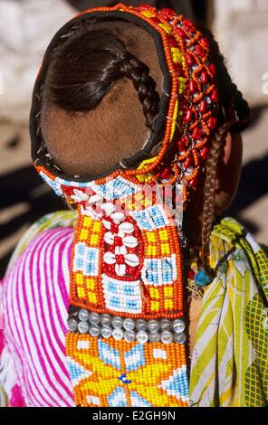 Pakistan Khyber Pakhtunkhwa Kalash Täler Bumburet Tal Kalash Mädchen mit zwei Zöpfen in der Pubertät werden sie fünf wie alle Frauen Kalash und ihre Shushut traditionellen Kopfschmuck verziert mit Kaurimuscheln Perlen und Knöpfen rings um Kopf und Veredelung durch ein lon Stockfoto