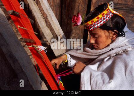 Pakistan Khyber Pakhtunkhwa Kalash Täler Bumburet Tal Batrik Dorf Kalash Frau, aus denen auf ihren Gürtel Webstuhl, die helfen, die Form beizubehalten und passen die Länge ihrer Kleider wollenen Band ca. 6 Meter lang Stockfoto