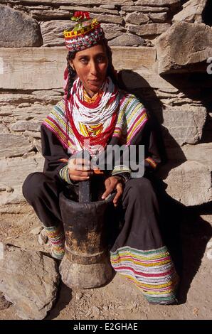 Pakistan Khyber Pakhtunkhwa Kalash Täler Bumburet Tal Kalash Frau Walnüsse mit einem Stößel und Mörser zerkleinern Stockfoto