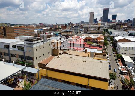 South Africa Gauteng Provinz Johannesburg CBD (Central Business District) Maboneng Viertel rund um Fox Street Wohnzimmer-Restaurant und Bar im Vordergrund Stockfoto