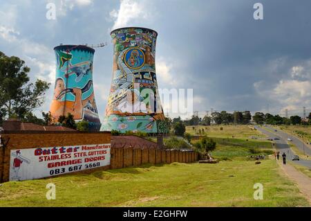 Provinz Gauteng Südafrika Johannesburg Orlando Towers mit Blick auf Orlando Gegend von Soweto zwei Kühlung Türme Orlando Power Station Stockfoto