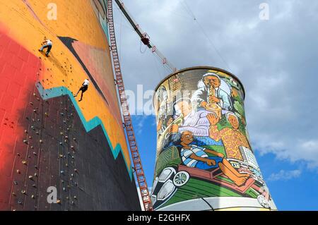 Provinz Gauteng Südafrika Johannesburg Orlando Towers mit Blick auf Orlando Gegend von Soweto Kletterwand des vertikalen Adventure Centre auf einer der beiden Kühlung Türme Orlando Power Station Stockfoto