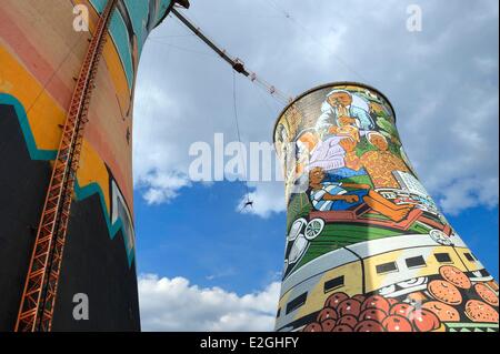 Provinz Gauteng Südafrika Johannesburg Orlando Towers mit Blick auf Orlando Gegend von Soweto Fußgängerbrücke der vertikalen Adventure Centre zwischen zwei Kühlung Türme Orlando Power Station Stockfoto