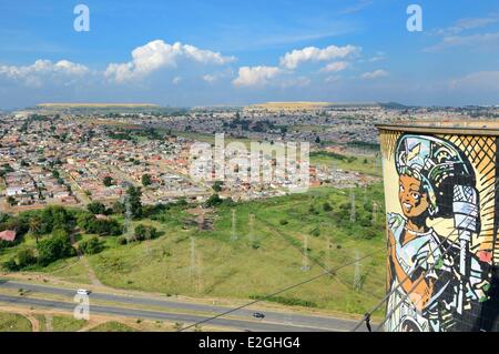 Südafrika Gauteng Provinz Johannesburg Orlando Towers mit Blick auf Orlando Gegend OfSoweto ein zwei Kühltürme Orlando Power Station und Schlacke Haufen der Goldminen im Hintergrund Stockfoto