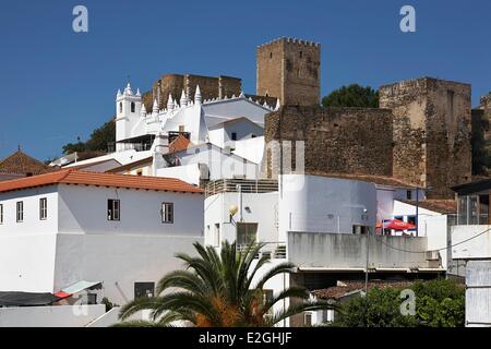 Portugal Alentejo Mertola alte Zitadelle mit Kirche der Himmelfahrt der Maria und 12. Jahrhundert befestigte Burg Stockfoto