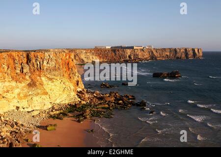 Portugal Algarve Sagres Cliffs Strand (Praia Do Tonel) und Festung von Sagres Stockfoto