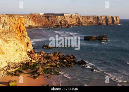 Portugal Algarve Sagres Cliffs Strand (Praia Do Tonel) und Festung von Sagres Stockfoto