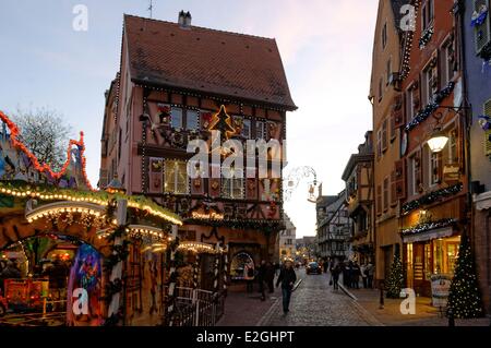 Frankreich Haut Rhin Colmar Weihnachtsdekoration bei Grand'Rue Stockfoto