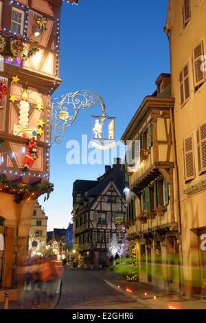 Frankreich Haut Rhin Colmar Weihnachtsdekoration bei Grand'Rue Stockfoto