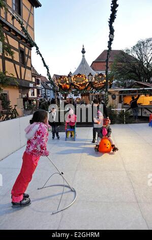 Frankreich Bas Rhin Obernai Weihnachten in Obernai Place de l ' Etoile Eisbahn Stockfoto