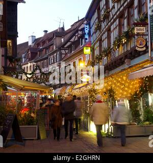 Frankreich Bas Rhin Obernai Weihnachten in Obernai Weihnachtsdekoration in General Gouraud-Straße Stockfoto