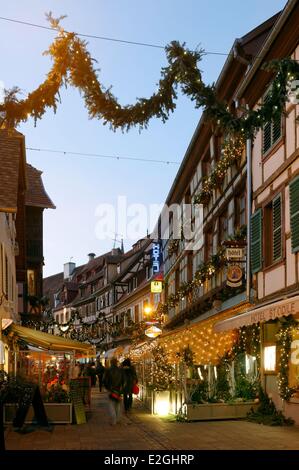 Frankreich Bas Rhin Obernai Weihnachten in Obernai Weihnachtsdekoration in General Gouraud-Straße Stockfoto