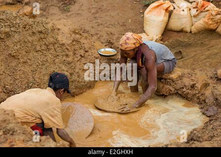 Madagaskar erstreckt-Manambato geschützten Bereich Daraina zwei Frauen illegal Goldwaschen Stockfoto