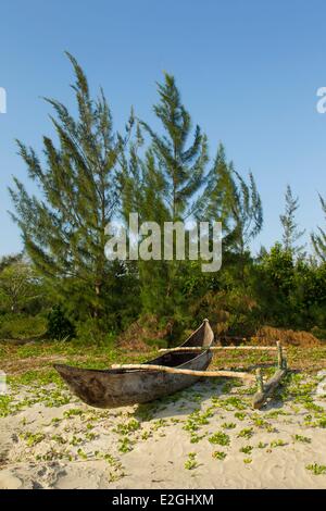 Madagaskar erstreckt-Manambato Schutzgebiet Daraina Sahaka See Gebiet Einbaum an einem Strand im Indischen Ozean Stockfoto