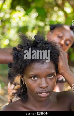 Madagaskar erstreckt-Manambato Schutzgebiet Daraina Sahaka See Frauen ihr Haar zu tun Stockfoto