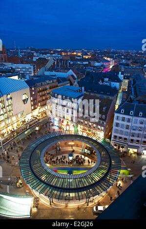 Frankreich-Bas-Rhin Straßburg Altstadt Weltkulturerbe von UNESCO Homme de Fer (Ironman) vor modernisierten Printemps Kaufhaus Zentrum des Treffens der Linien der Straßenbahnen (Straßenbahn) Stockfoto