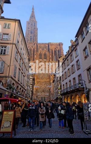 Frankreich-Bas-Rhin Straßburg Altstadt Weltkulturerbe von UNESCO Weihnachtsdekoration Rue Merciere und Kathedrale Notre-Dame Stockfoto