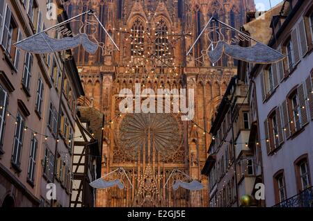 Frankreich-Bas-Rhin Straßburg Altstadt Weltkulturerbe von UNESCO Weihnachtsdekoration Rue Merciere und Kathedrale Notre-Dame Stockfoto