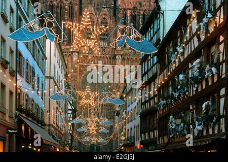 Frankreich-Bas-Rhin Straßburg Altstadt Weltkulturerbe von UNESCO Weihnachtsdekoration Rue Merciere und Kathedrale Notre-Dame Stockfoto