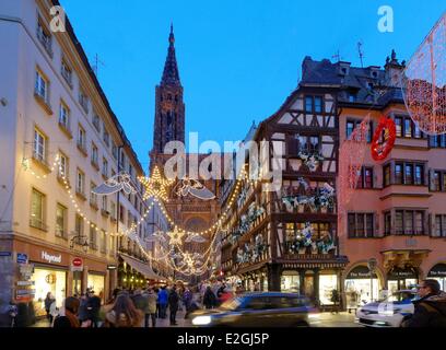 Frankreich-Bas-Rhin Straßburg Altstadt Weltkulturerbe von UNESCO Weihnachtsdekoration Rue Merciere und Kathedrale Notre-Dame Stockfoto