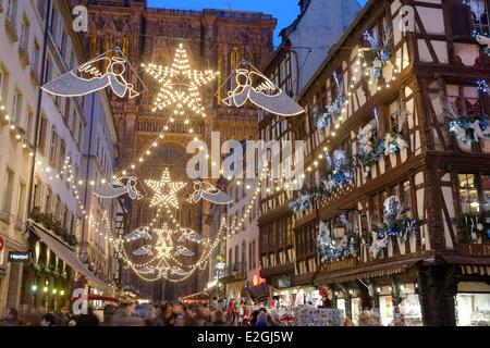 Frankreich-Bas-Rhin Straßburg Altstadt Weltkulturerbe von UNESCO Weihnachtsdekoration Rue Merciere und Kathedrale Notre-Dame Stockfoto