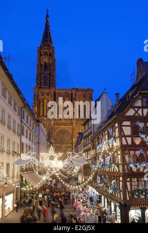 Frankreich-Bas-Rhin Straßburg Altstadt Weltkulturerbe von UNESCO Weihnachtsdekoration Rue Merciere und Kathedrale Notre-Dame Stockfoto