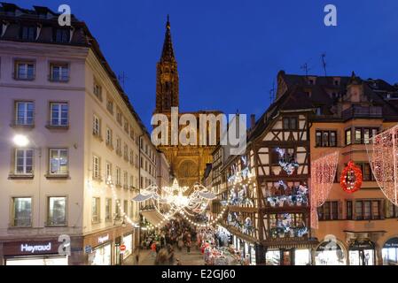 Frankreich-Bas-Rhin Straßburg Altstadt Weltkulturerbe von UNESCO Weihnachtsdekoration Rue Merciere und Kathedrale Notre-Dame Stockfoto