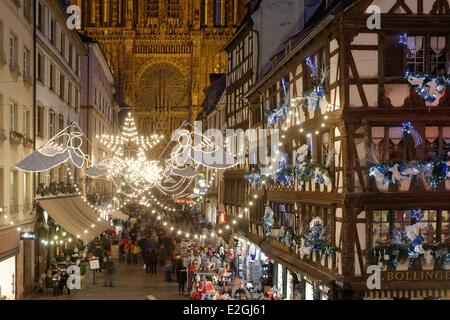 Frankreich-Bas-Rhin Straßburg Altstadt Weltkulturerbe von UNESCO Weihnachtsdekoration Rue Merciere und Kathedrale Notre-Dame Stockfoto